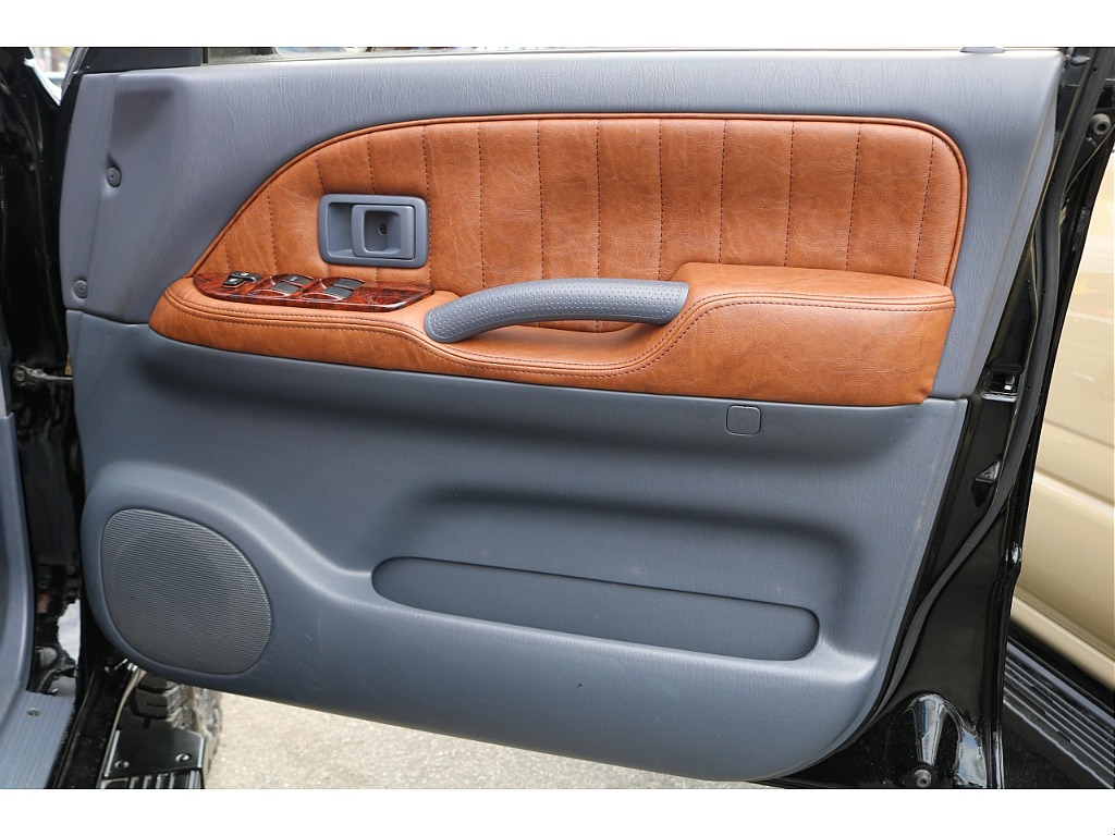 内張りはブラウン張替えています☆