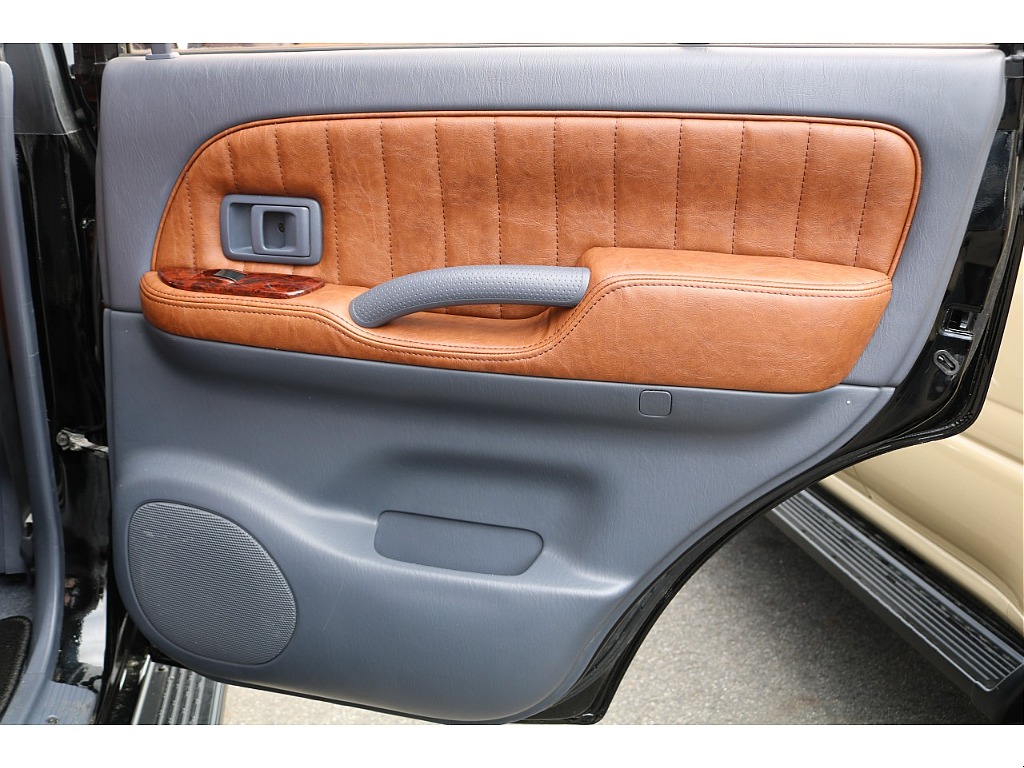 内張りはブラウン張替えています☆