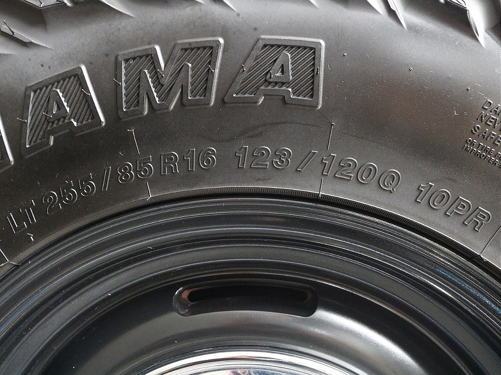 タイヤサイズは255/85R16になります。