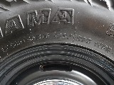 タイヤサイズは255/85R16になります。