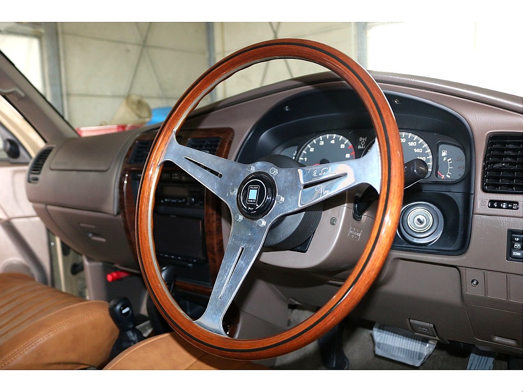 ナルディのステアリングがこの車両にとてもよく似合っています。