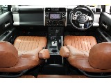 使用感の少ないお車となります。ブラウンのレザーシートもマッチして、中古を感じさせない快適な車内空間となります。