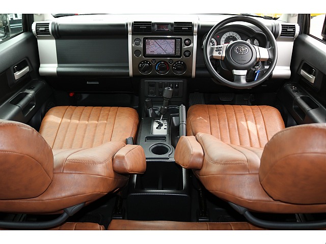 使用感の少ないお車となります。ブラウンのレザーシートもマッチして、中古を感じさせない快適な車内空間となります。