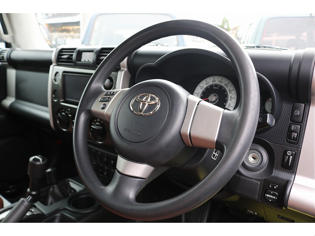 純正ステアリングになります。お好みでナルディへ交換もオシャレでオススメですよ！お気軽にご相談下さい。