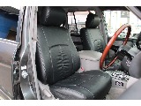 黒のシートカバーでより統一感のあるお車に！ 触り心地の良いシートカバーです♪