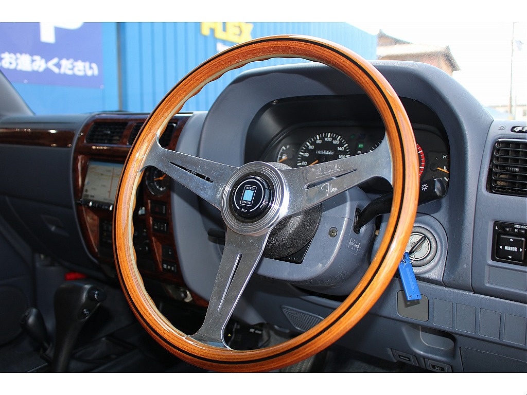 フレックスオリジナルナルディステアリングをインストール済み！運転中常に触るステアリングがオシャレなものだとテンションが上がります！