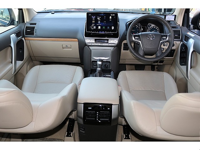 ベージュからで統一された車内空間は洗練された感じの仕様となっております♪