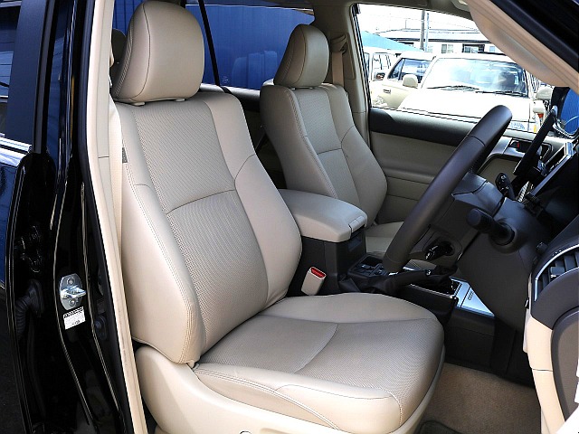 フロントシートは運転席の中でも、滞在時間が多くなりますし、皆さんのことを安全に目的地まで連れていくという重大な任務があります！快適な車内にするため、スタッフが一生懸命サポートします！