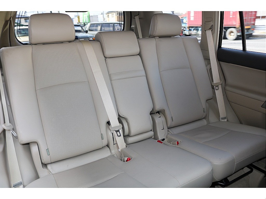 セカンドシートには、大人2人がゆったり座れるシート設計になります！長時間の移動でも快適に過ごせます♪