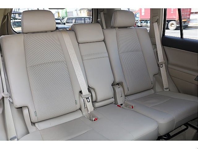 セカンドシートには、大人2人がゆったり座れるシート設計になります！長時間の移動でも快適に過ごせます♪