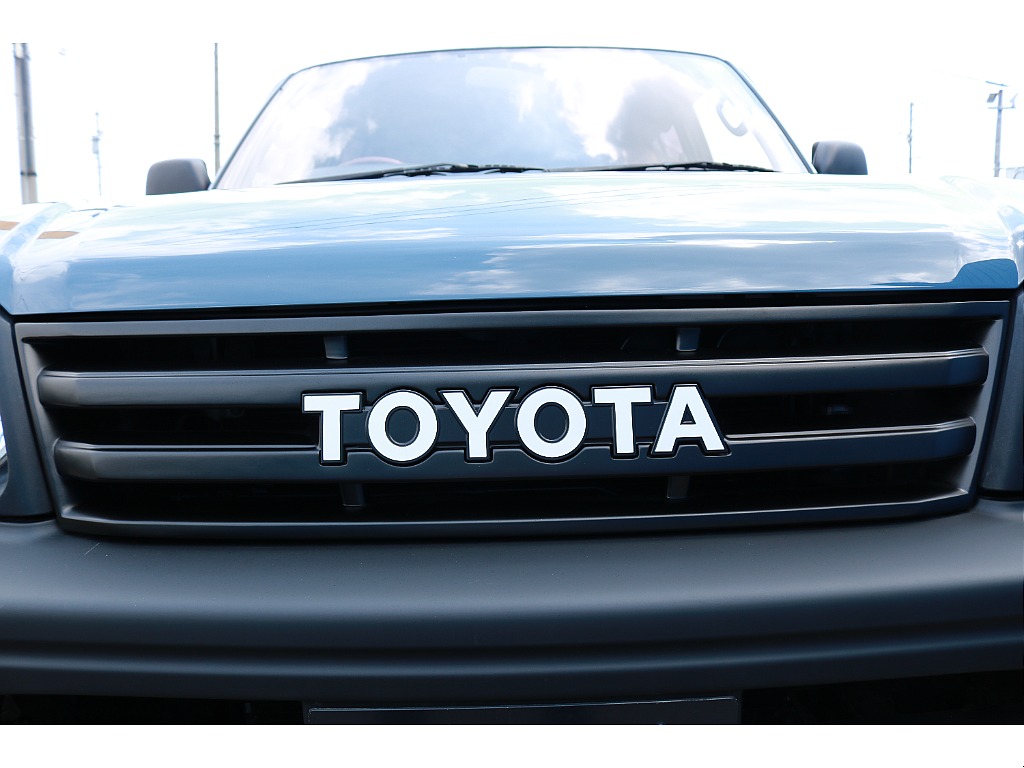 TOYOTAロゴがクラシックな雰囲気を演出します。