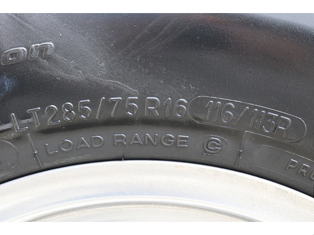 タイヤサイズは285/75/R16になります！