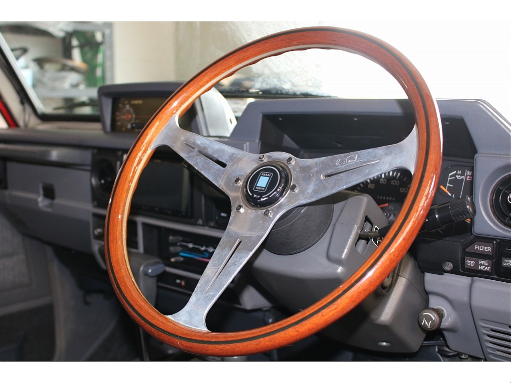ナルディステアリングをインストール済み！高級ステアリングメーカーになるので、最初からインストールされていると嬉しいポイントですよね！！フレックスオリジナルナルディへの交換も可能です！！
