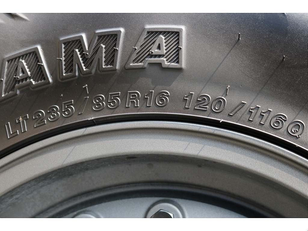 タイヤサイズは235/85/R16になります！