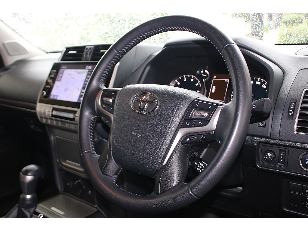 純正の本革巻きステアリングになります！ステアリングスイッチ付きで運転中の操作も楽々♪