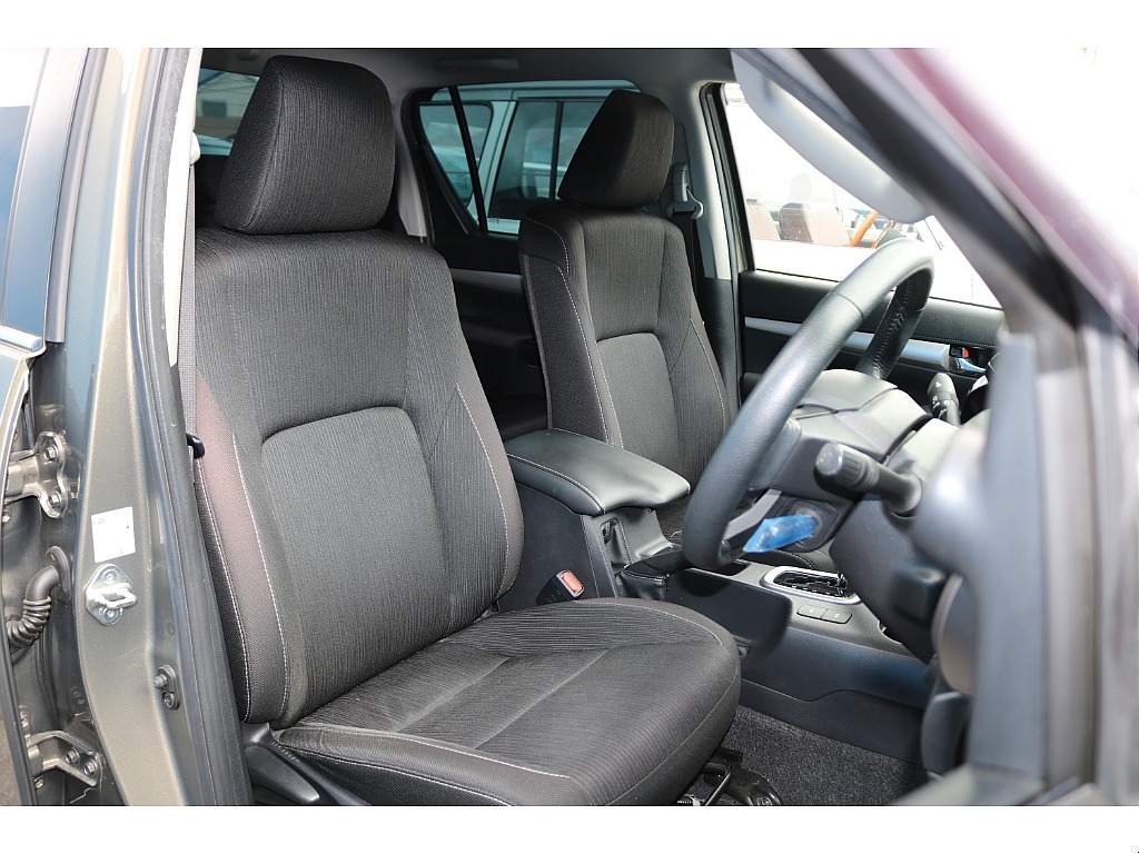 運転席はお車の中でも一番滞在時間が長くなる場所です。オーナー様のこだわりが詰まった特等席のサポートをさせて頂ければと思います。