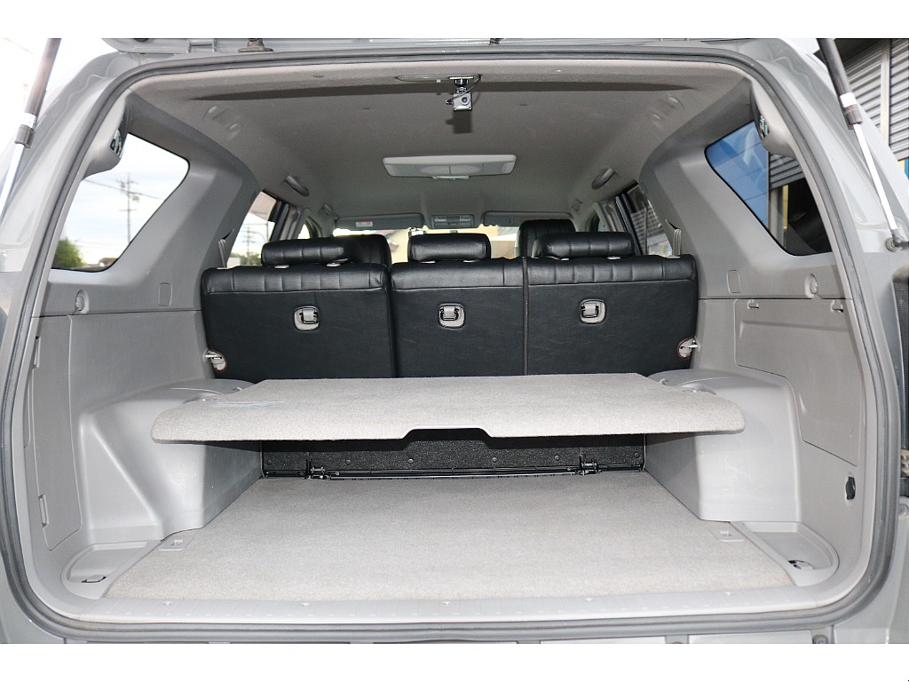 サーフは荷室が広いのが特徴。トノボードもあり積みっぱなしにしても問題ないほど大容量！