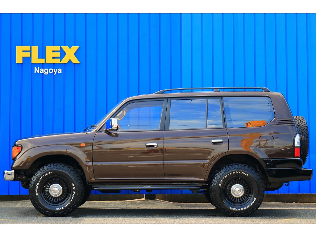 サイドステップ付きとなりますので乗り降りもし易いですね。