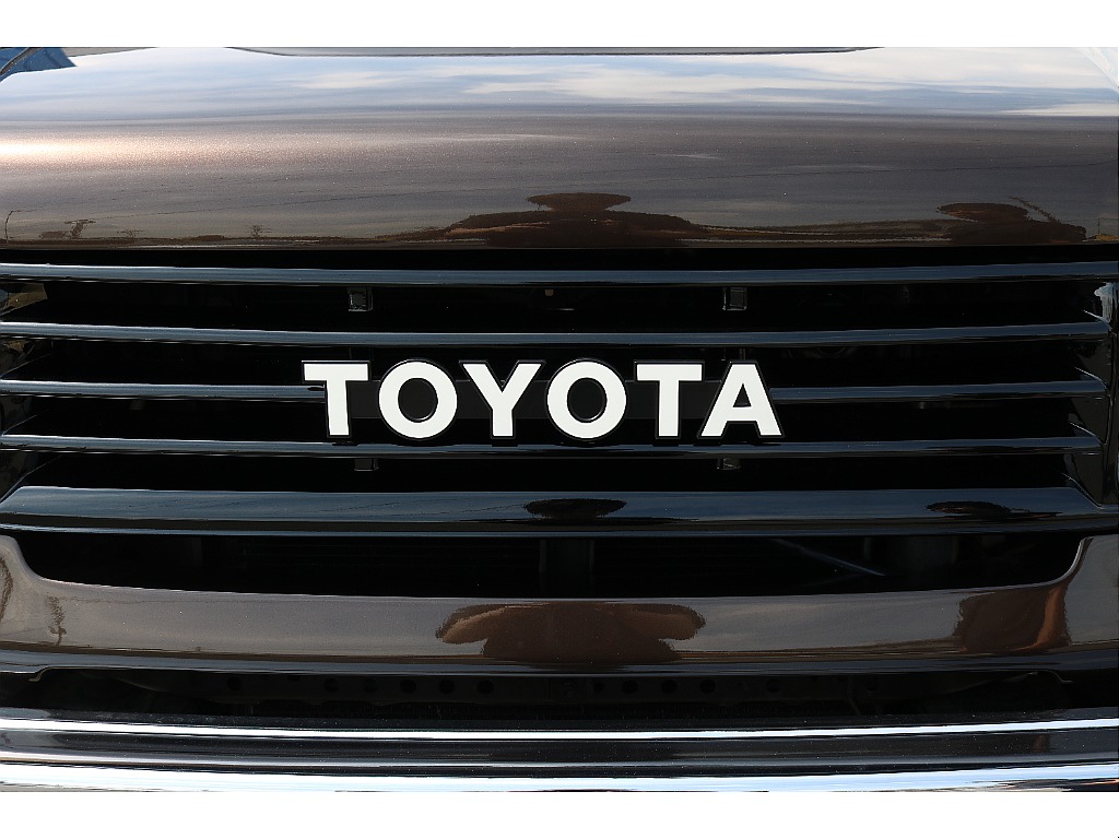 TOYOTAロゴがクラシックな雰囲気を演出します。
