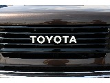 TOYOTAロゴがクラシックな雰囲気を演出します。