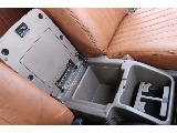 二段階に分けて収納スペースがあり、少し大きめの荷物はこちらに！