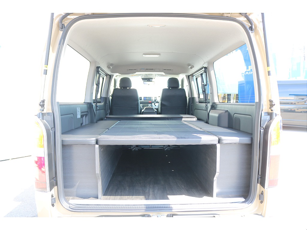 FLEX オリジナルシートアレンジVer4！ マットは収納可能なので車中泊や荷物の積み込みも行えます♪床はフローリング施工済です☆傷や汚れ防止効果が期待できます♪