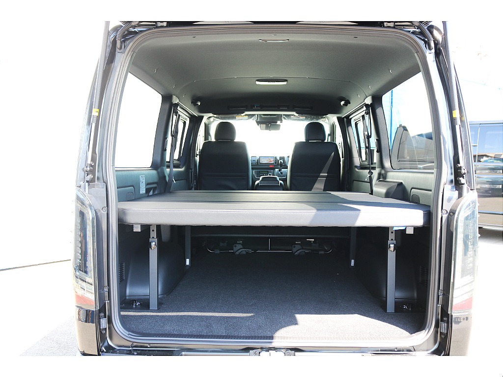 FLEX製オリジナルベッドキット(type2)を完備した広々荷室です☆★ 厚みがあり快適に車中泊すること可能です♪