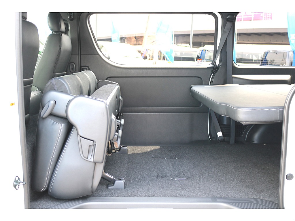 可倒式のセカンドシートは車中泊や大きな荷物を積む際など重宝します♪