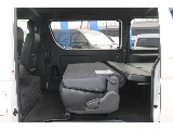 車中泊や大きな荷物をお積みになる際はセカンドシートのリクライニングや跳ね上げが便利です♪