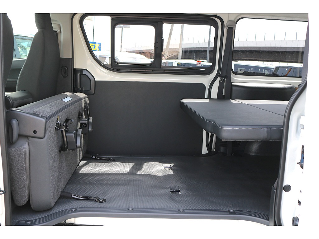 車中泊や大きな荷物をお積みになる際はセカンドシートのリクライニングや跳ね上げが便利です♪