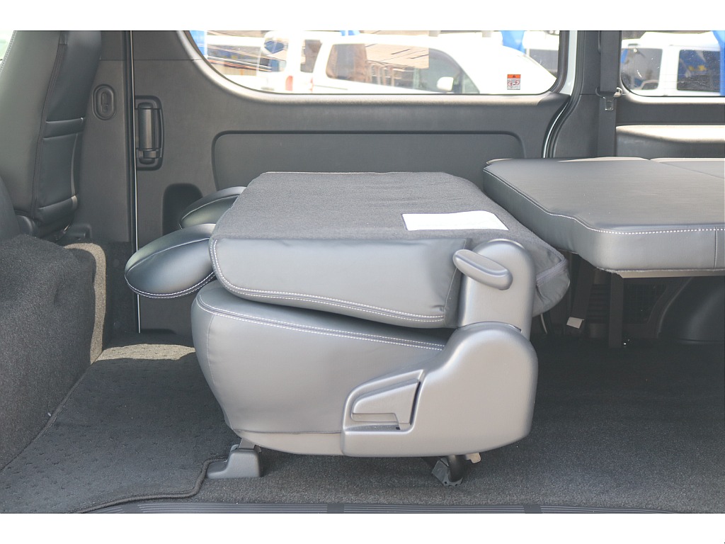 車中泊や大きな荷物をお積みになる際はセカンドシートのリクライニングや跳ね上げが便利です♪