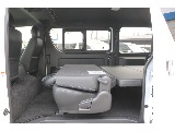 車中泊や大きな荷物をお積みになる際はセカンドシートのリクライニングや跳ね上げが便利です♪
