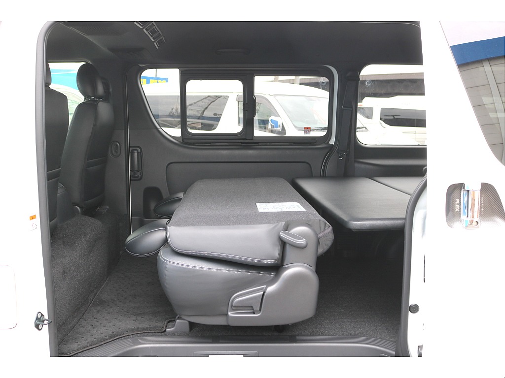 車中泊や大きな荷物をお積みになる際はセカンドシートのリクライニングや跳ね上げが便利です♪