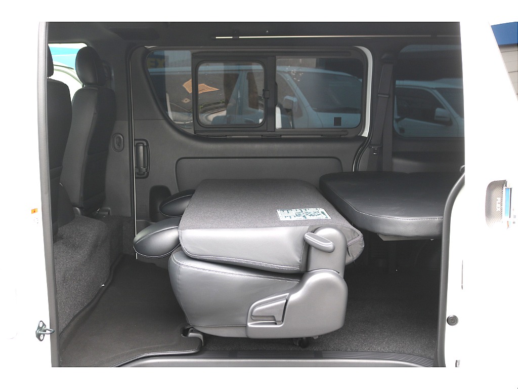 車中泊や大きな荷物をお積みになる際はセカンドシートのリクライニングや跳ね上げが便利です♪