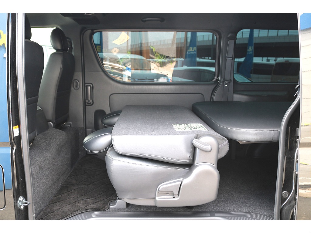 車中泊や大きな荷物をお積みになる際はセカンドシートのリクライニングや跳ね上げが便利です♪