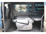 車中泊や大きな荷物をお積みになる際はセカンドシートのリクライニングや跳ね上げが便利です♪