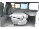 車中泊や大きな荷物をお積みになる際はセカンドシートのリクライニングや跳ね上げが便利です♪