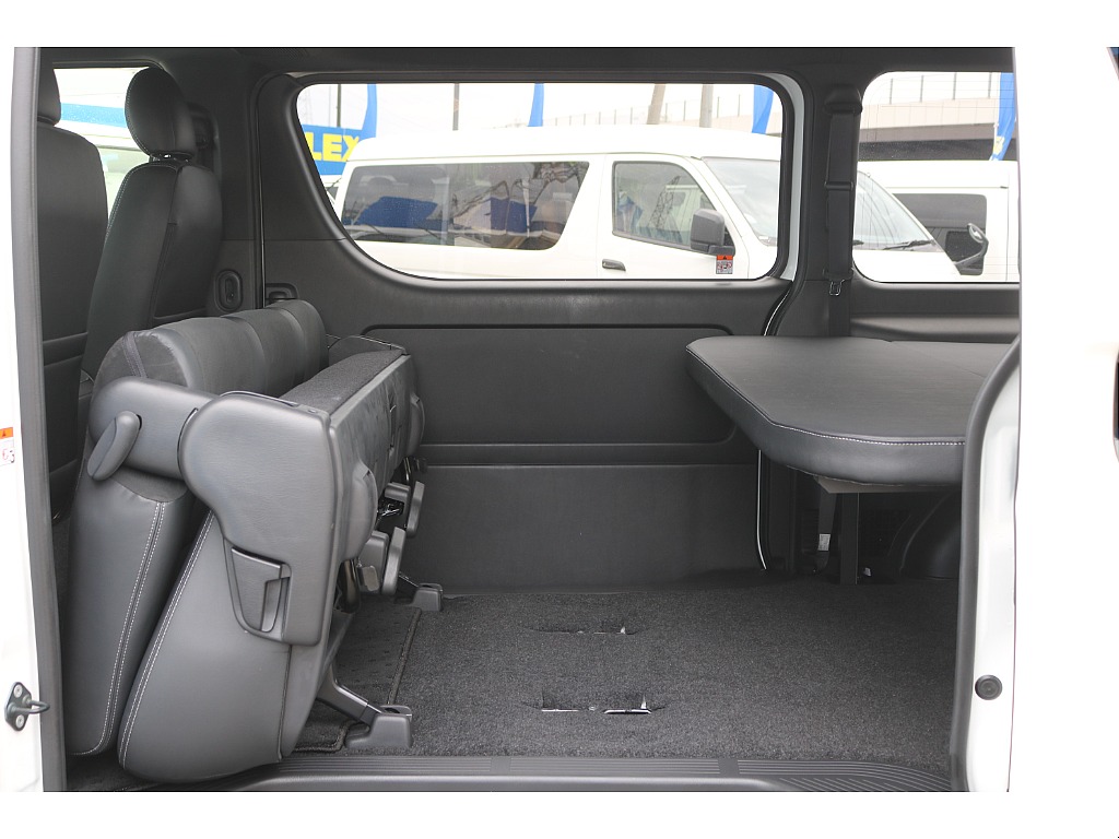 車中泊や大きな荷物をお積みになる際はセカンドシートのリクライニングや跳ね上げが便利です♪