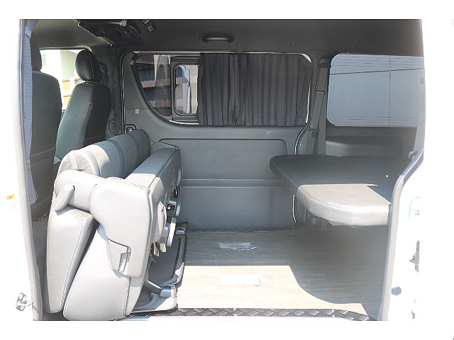 車中泊や大きな荷物をお積みになる際はセカンドシートのリクライニングや跳ね上げが便利です♪