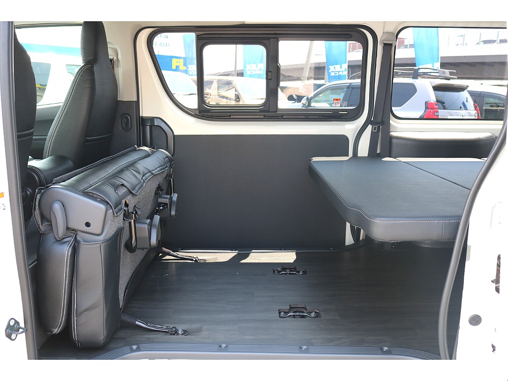 車中泊や大きな荷物をお積みになる際はセカンドシートのリクライニングや跳ね上げが便利です♪