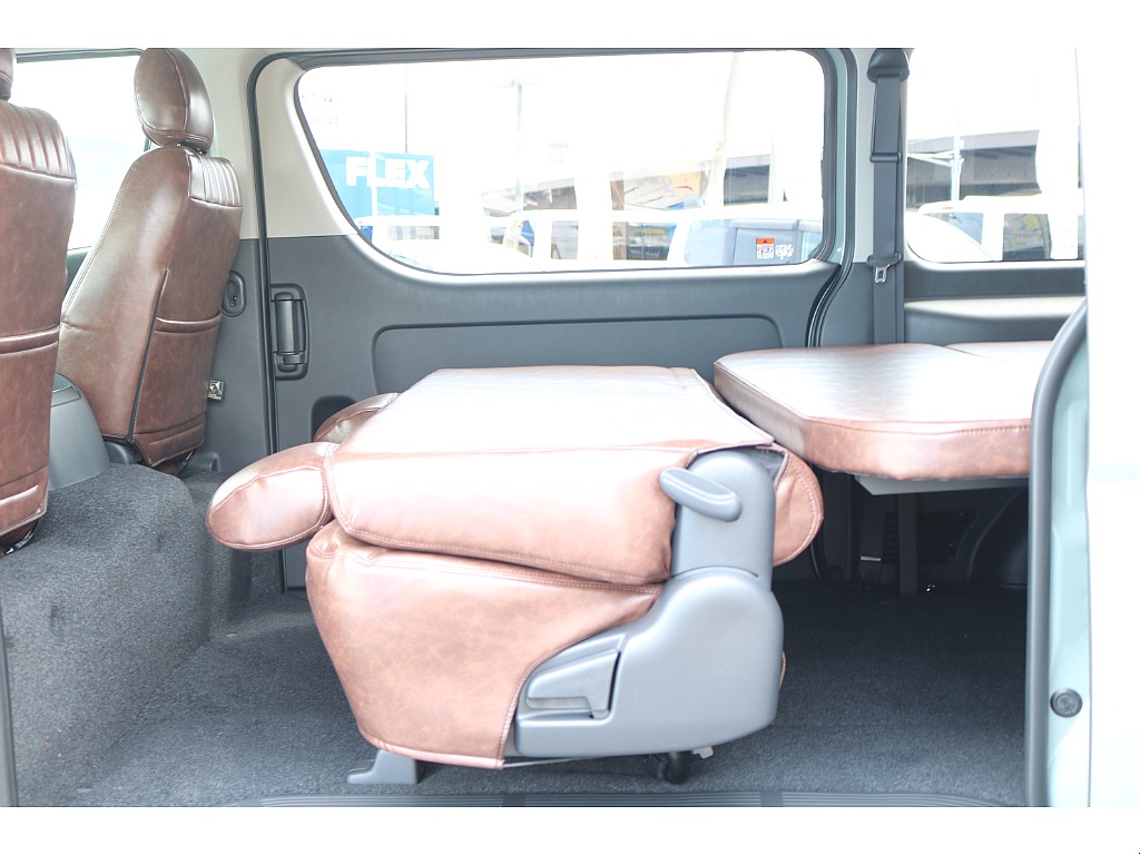 車中泊や大きな荷物をお積みになる際はセカンドシートのリクライニングや跳ね上げが便利です♪