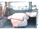 車中泊や大きな荷物をお積みになる際はセカンドシートのリクライニングや跳ね上げが便利です♪