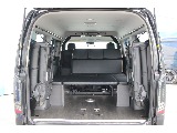4列目シートを跳ね上げると十分な荷室スペースが確保されています♪