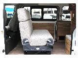 停車時であれば後ろ向きでお乗り頂けます♪
