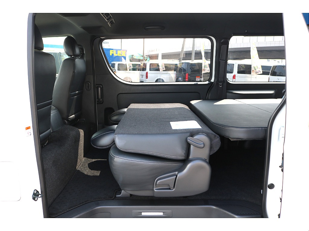 車中泊や大きな荷物をお積みになる際はセカンドシートのリクライニングや跳ね上げが便利です♪