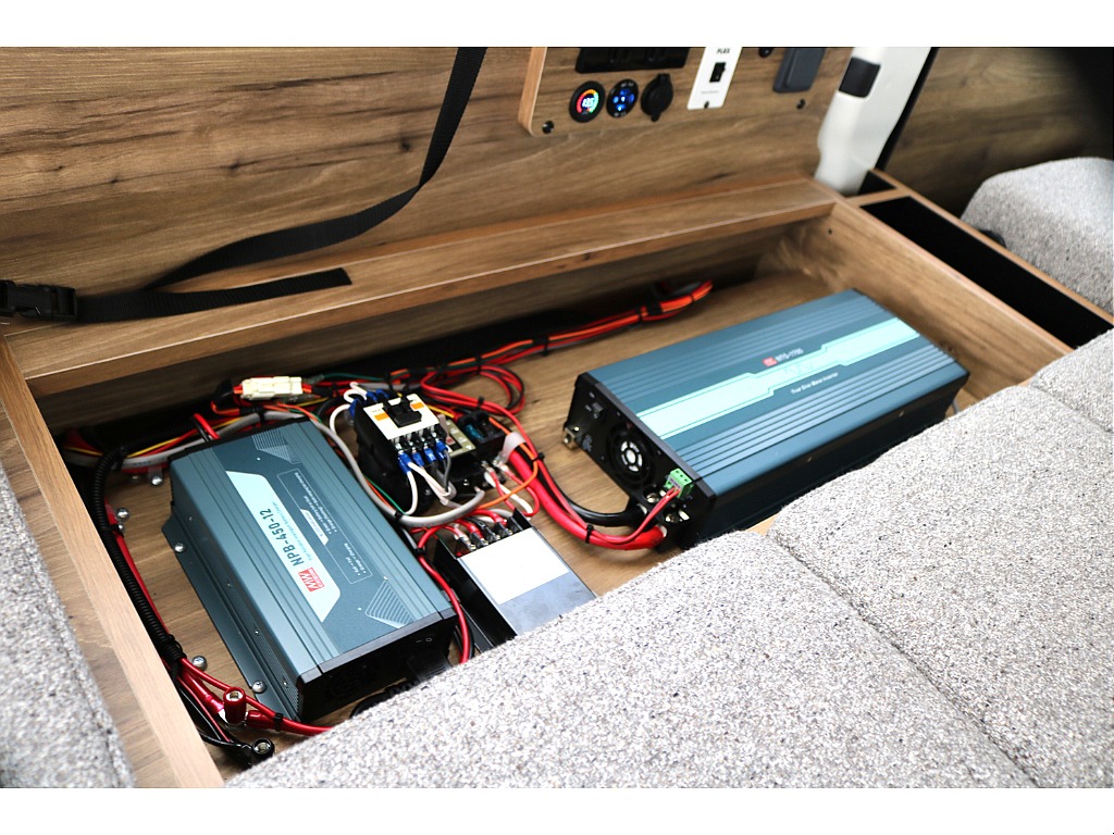 【新車/WoodVillage内装架装/８ナンバー/ディーゼル4WD】オシャレなウッド内装♪サブバッテリー/インバーター/走行充電
