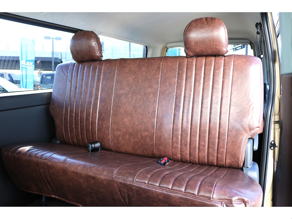 ゆったり座れるセカンドシート♪高級感あります♪