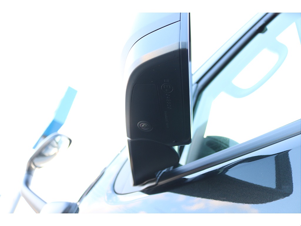 パノラミックビューモニターのサイドカメラはミラー下に付いてます♪