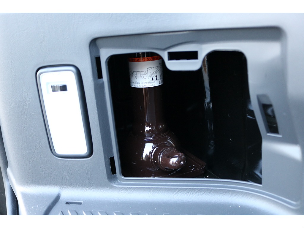 ジャッキはスライドドアのステップ部にあります♪