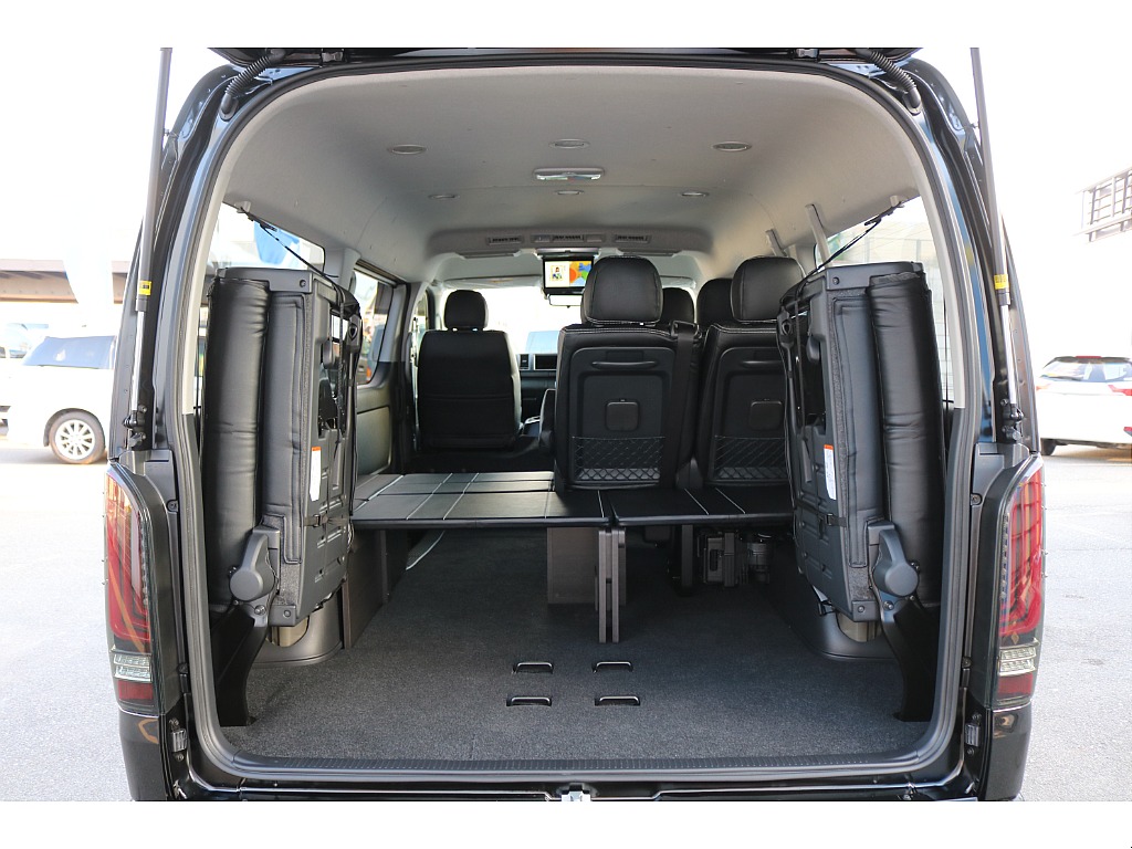 4列目は左右に跳ね上げ可能♪